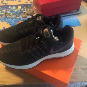 Women’s Nike tennis shoes